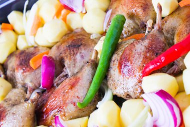 sebze ve patates, seçici odak ile yükseltilmiş ördek bacaklar