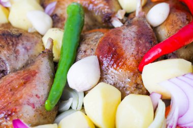 sebze ve patates, seçici odak ile yükseltilmiş ördek bacaklar