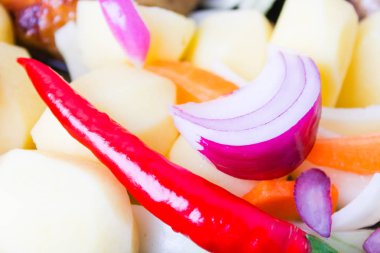 sebze ve patates, seçici odak ile yükseltilmiş ördek bacaklar