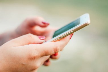 Akıllı telefon kullanan bir kadın.