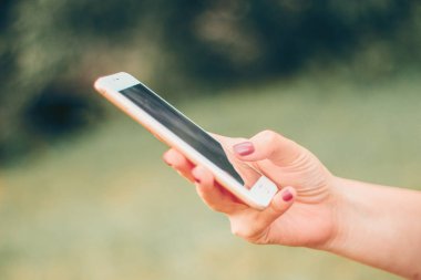 Akıllı telefon kullanan bir kadın.