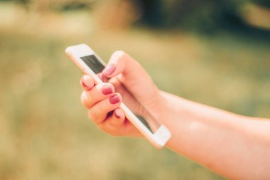 Akıllı telefon kullanan bir kadın.