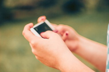 Akıllı telefon kullanan bir kadın.