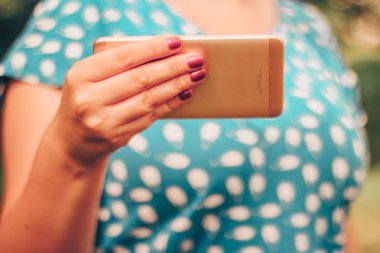 Akıllı telefon kullanan bir kadın.