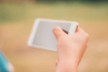 Akıllı telefon kullanan bir kadın.