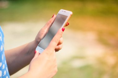 Akıllı telefon kullanan bir kadın.