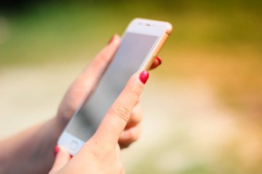 Akıllı telefon kullanan bir kadın.