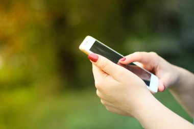 Akıllı telefon kullanan bir kadın.