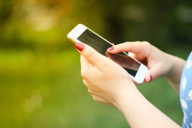 Akıllı telefon kullanan bir kadın.