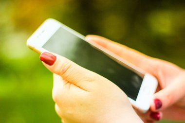 Akıllı telefon kullanan bir kadın.