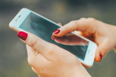 Akıllı telefon kullanan bir kadın.