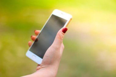 Akıllı telefon kullanan bir kadın.