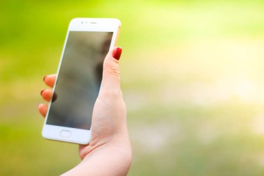 Akıllı telefon kullanan bir kadın.