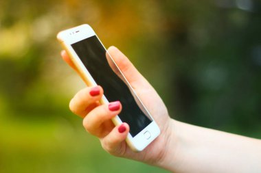 Akıllı telefon kullanan bir kadın.