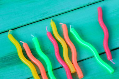 parlak arka plan üzerinde renkli mumlar