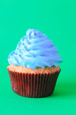 parlak, şenlikli bir arka plan üzerinde cupcakes