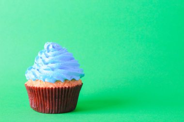 parlak, şenlikli bir arka plan üzerinde cupcakes