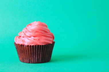 parlak, şenlikli bir arka plan üzerinde cupcakes