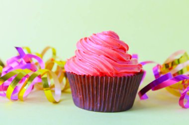 parlak, şenlikli bir arka plan üzerinde cupcakes