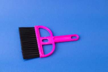 Temizleme fırçası ve mavi bir arka plan üzerinde kepçe