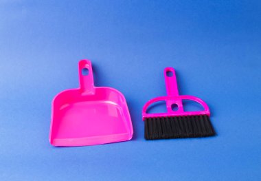 Temizleme fırçası ve mavi bir arka plan üzerinde kepçe