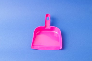 Temizleme fırçası ve mavi bir arka plan üzerinde kepçe