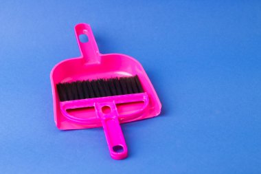 Temizleme fırçası ve mavi bir arka plan üzerinde kepçe