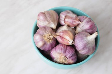 Sarımsak basın, kafaları ve karanfil ahşap arka plan üzerinde kompozisyonu 