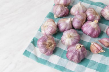 Sarımsak basın, kafaları ve karanfil ahşap arka plan üzerinde kompozisyonu 