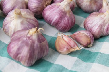Sarımsak basın, kafaları ve karanfil ahşap arka plan üzerinde kompozisyonu 
