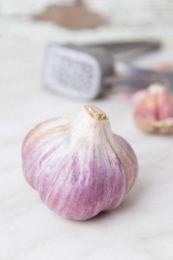 Sarımsak basın, kafaları ve karanfil ahşap arka plan üzerinde kompozisyonu 