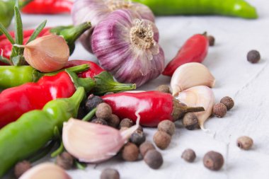 Biber baharat ahşap tablo ile yakın çekim