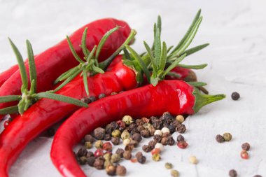 Biber baharat ahşap tablo ile yakın çekim