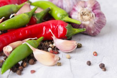 Biber baharat ahşap tablo ile yakın çekim