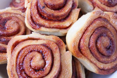 Ahşap masa üzerinde tatlı tarçın rulo