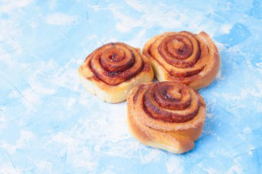 Ahşap masa üzerinde tatlı tarçın rulo