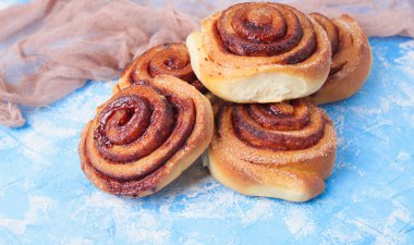 Ahşap masa üzerinde tatlı tarçın rulo