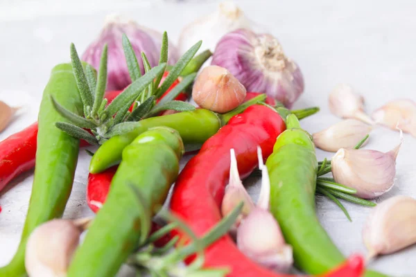 Paprika Mit Gewürzen Auf Holztisch Aus Nächster Nähe — Stockfoto