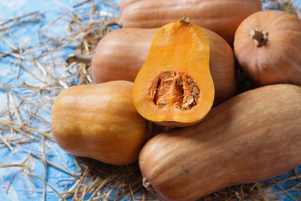 Calabaza Sobre Heno Sobre Fondo Madera Imagen de archivo