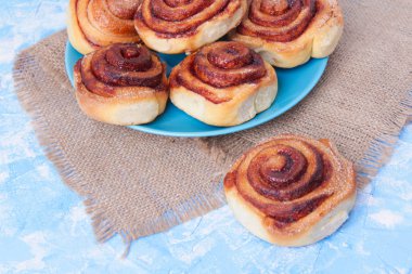 Ahşap masa üzerinde tatlı tarçın rulo