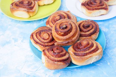 Ahşap masa üzerinde tatlı tarçın rulo