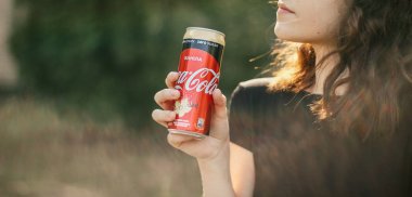 Kiev, Ukrayna - 04 Nisan 2019:Coca-Cola alkolsüz içecek. Kadın bir Coca-Cola içiyor. 