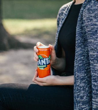 Kiev, Ukrayna - 04 Nisan 2019:kadın içme Fanta