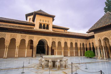 La Alhambra, İspanya - Aslanlar Sarayı 'nda süslü Fas kemerlerinin altında on iki aslan heykeli ve ince sütunlu bir mermer çeşme bulunur..