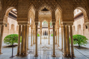 Nasrid Sarayı 'ndaki sembolik çeşmesi, mermer sütunları ve süslü kemerleriyle Alhambra' daki Aslanlar Divanı. Granada, İspanya.
