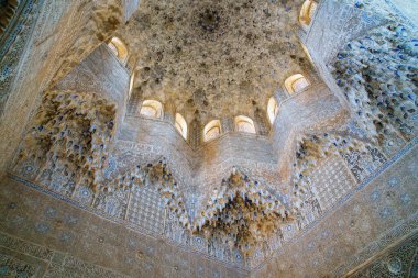 Granada, İspanya - 12 Mart 2025: Alhambra Sarayı 'nın önemli bir parçası olan Nasrid Sarayı' ndaki karmaşık sarkıt tavanları kapatın. Tarihi saray bir UNESCO Dünya Mirası sahası..