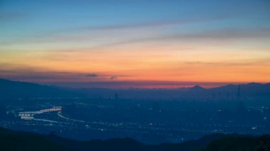 Tayvan 'ın Shulin kentindeki Dadao Dağı' ndan bakıldığında, sonbaharın başlarında, turuncu, pembe ve beyaz sisli, puslu, rüya gibi bir manzara..