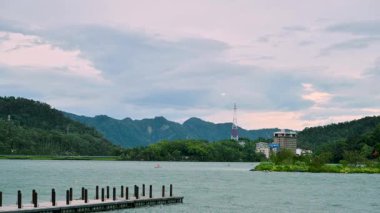 Yuchi Kasabası, Tayvan 'ın Nantou İlçesi' ndeki Güneş Ay Gölü 'nde dalgalar ve hızlı hareket eden bulutlarla dolu bir sonbahar öğleden sonrası..