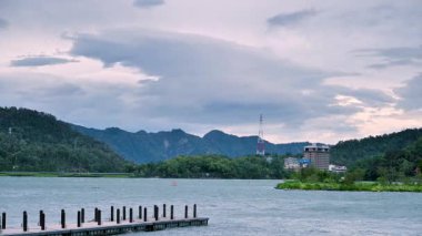 Yuchi Kasabası, Tayvan 'ın Nantou İlçesi' ndeki Güneş Ay Gölü 'nde dalgalar ve hızlı hareket eden bulutlarla dolu bir sonbahar öğleden sonrası..