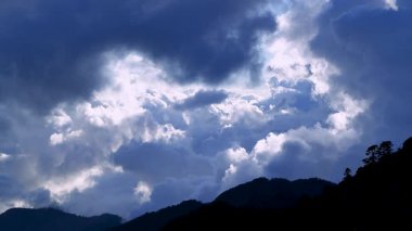 Hehuanshan 'ın, Renai' nin, Nantou 'nun, Tayvan' ın hava manzarası. Sonbahar güneşi, bulutların ve yeşil yamaçların üzerinde dolambaçlı bir dağ yolunu aydınlatır..